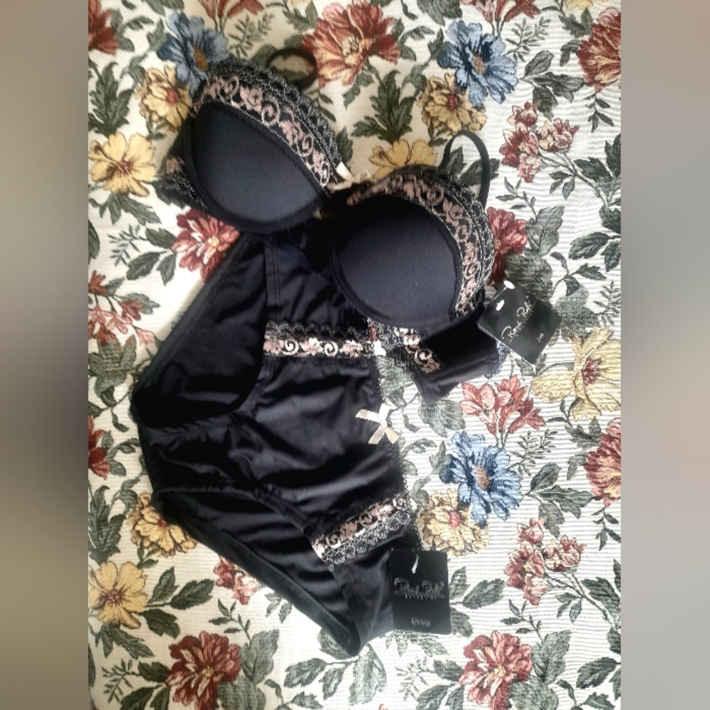 Rene Rofe Black and Cream Lace Bra Set